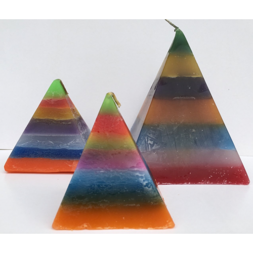 Vela Pirámide Mediana 7 Colores, 9cm base x 10cm altura