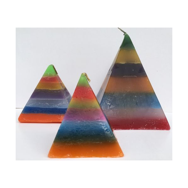 Vela Pirámide Mediana 7 Colores, 9cm base x 10cm altura